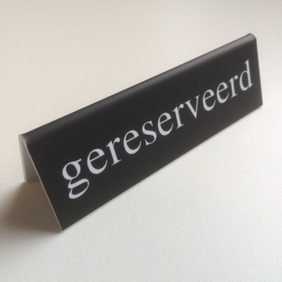 Afbeeldingen van tafelstandaard met opdruk "GERESERVEERD"