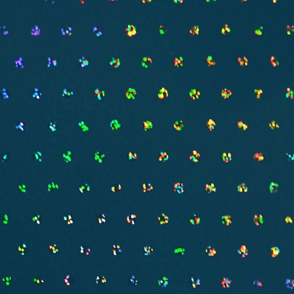 Afbeeldingen van Cadeaupapier 'Blauw met holografische stip'